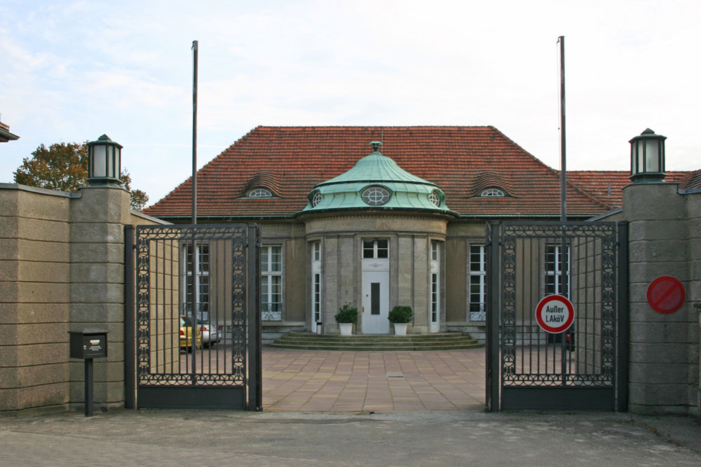 Eingang Villa Adlon